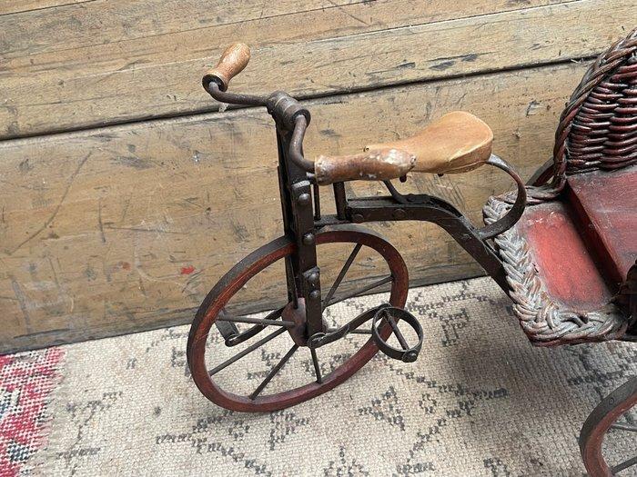 Folk-Art - Speelgoed - Wicker Rickshaw Or Tricycle, Antiek en Kunst, Antiek | Speelgoed