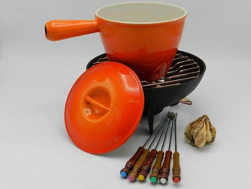 Van Le Creuset: Fonduestel, pan +deksel op komfoor + vorken, Antiek en Kunst, Antiek | Keukengerei