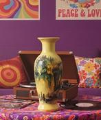 Vaas - vaas met keizerlijk geel fond en geschilderd berg- en, Antiek en Kunst