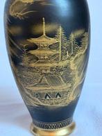 Vases Satsuma dorés sur fond noir décorés de temples et de