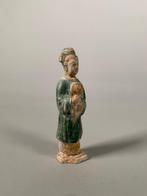 Oud-Chinees, Ming-dynastie Terracotta dienaar - 19 cm, Antiek en Kunst