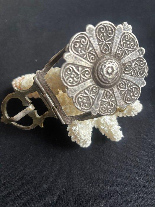 Oude verzegelde zilveren riemgesp van Berberse afkomst, Antiek en Kunst, Kunst | Niet-Westerse kunst