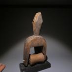 Katrol. 18 cm hoog. Akan. - Akan