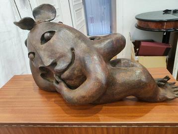 Juan García Ripollés (1932) - sculptuur, Mujer tumbada con beschikbaar voor biedingen