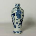 Un vase chinois bleu et blanc de lettré, orné de scènes de, Antiquités & Art
