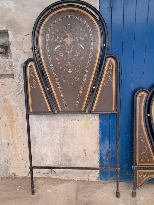 Bed - Smeedijzer - Een stevig ijzeren bed., Antiek en Kunst, Antiek | Overige Antiek