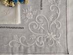 Tovaglia ricamata a mano in misto lino 12 posti tablecloth