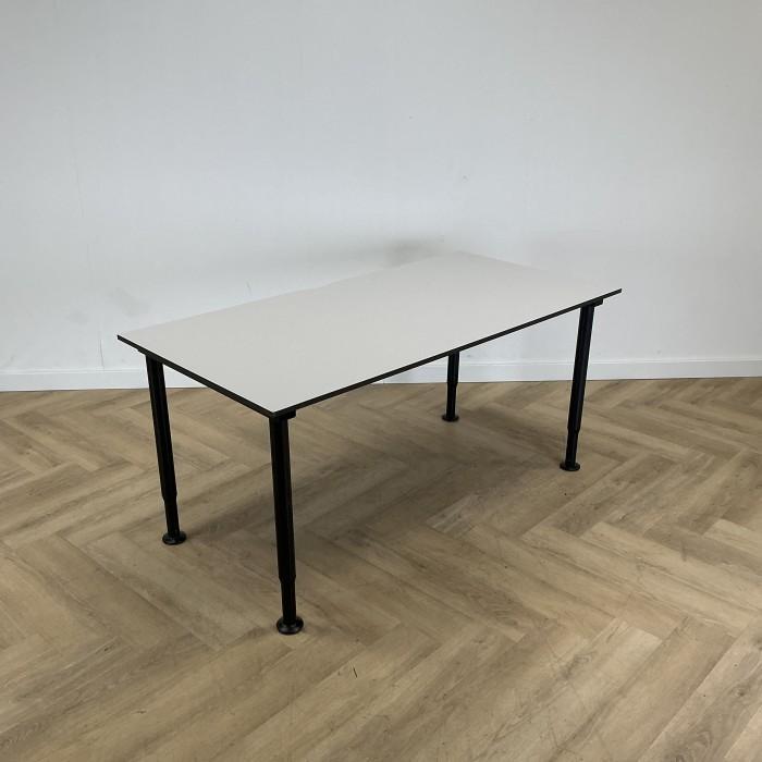 Gispen verstelbaar bureau / tafel 160x80 cm, grijs - zwart, Huis en Inrichting, Bureaus, Bureau, Gebruikt, In hoogte verstelbaar