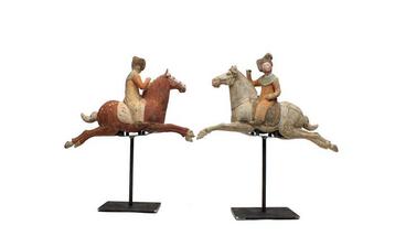 Terre cuite Une paire exceptionnelle de joueuses de polo en