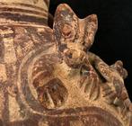 Urne de la culture Chancay avec un jaguar appliqué allaitant
