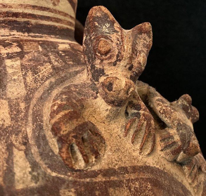 Urne de la culture Chancay avec un jaguar appliqué allaitant, Verzamelen, Mineralen en Fossielen