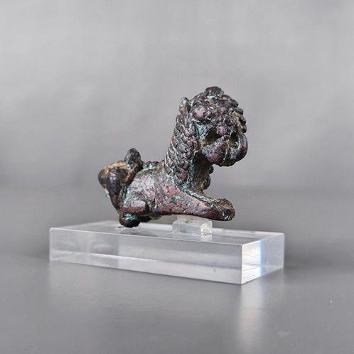 Mannéense Rijk Faience Tafelpunt beëindigd met een leeuw in, Verzamelen, Mineralen en Fossielen