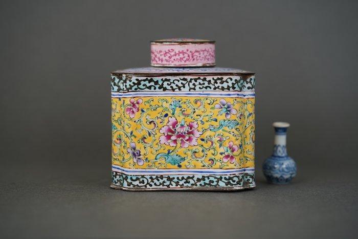 Yongzheng (1723-1735) - Doos - Honderd pioenrozen in, Antiquités & Art, Antiquités | Autres Antiquités