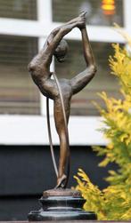 Sculpture, ballerina in hoepel - 40 cm - marbre bronzé