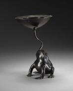 Usubata  bloemenvaas gedragen door een pad - Gepatineerd