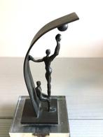 Corry Ammerlaan - sculptuur, “ De vruchten plukken “ - 14 cm