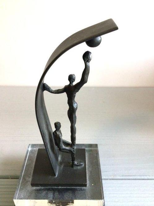 Corry Ammerlaan - sculptuur, “ De vruchten plukken “ - 14 cm, Antiek en Kunst, Curiosa en Brocante