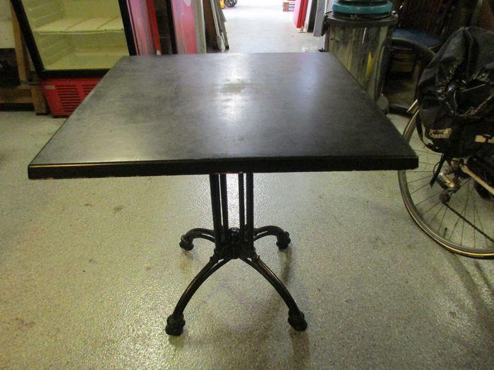 Tafel met donkerbruine blad en zwart metalen poot, Zakelijke goederen, Kantoor en Winkelinrichting | Kantoormeubilair en Inrichting