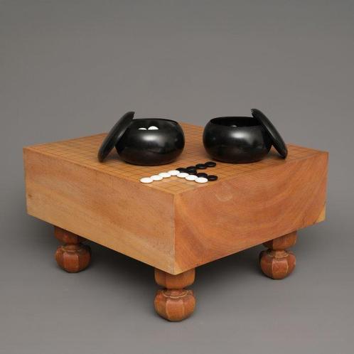 Go-game tafel  (goban) compleet met go-stenen  (go-ishi), Antiek en Kunst, Antiek | Overige Antiek