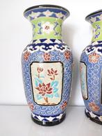 Vaas (2) - paar met gegraveerde decoratie - Aardewerk - Paar