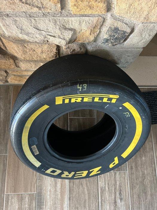 Band (1) - Pirelli - Tyre medium (competition) 2018 - Na, Verzamelen, Automerken, Motoren en Formule 1