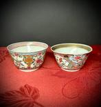 Een prachtig paar vergulde Famille Rose bloemencups met mand, Antiek en Kunst