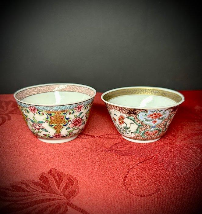 Een prachtig paar vergulde Famille Rose bloemencups met mand, Antiek en Kunst, Antiek | Overige Antiek