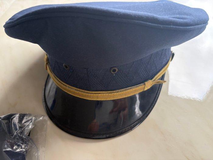 KLM Hut, twee stropdassen en embleem - pilotenuitrusting -, Antiek en Kunst, Antiek | Wandborden en Tegels