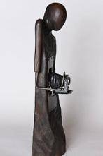 Karol Dusza (XX-XXI) - sculptuur, „The Photographer” 71cm