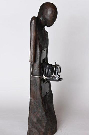 Karol Dusza (XX-XXI) - sculptuur, „The Photographer” 71cm