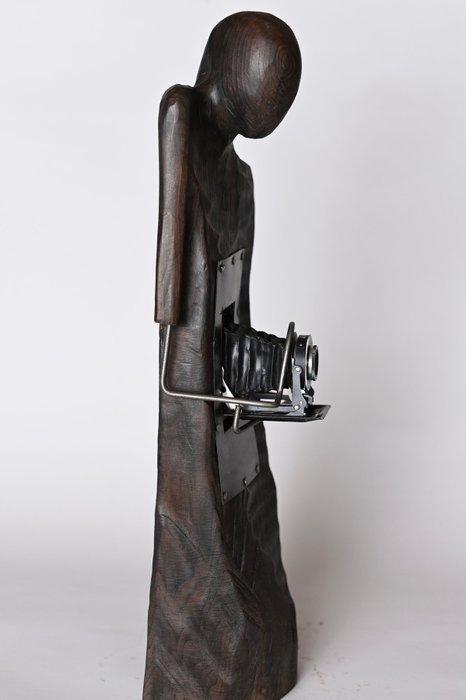 Karol Dusza (XX-XXI) - sculptuur, „The Photographer” 71cm, Antiek en Kunst, Curiosa en Brocante