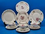 Konvolut Porzellan mit floralem Dekor – 4 Teller / 3 Tassen, Antiek en Kunst