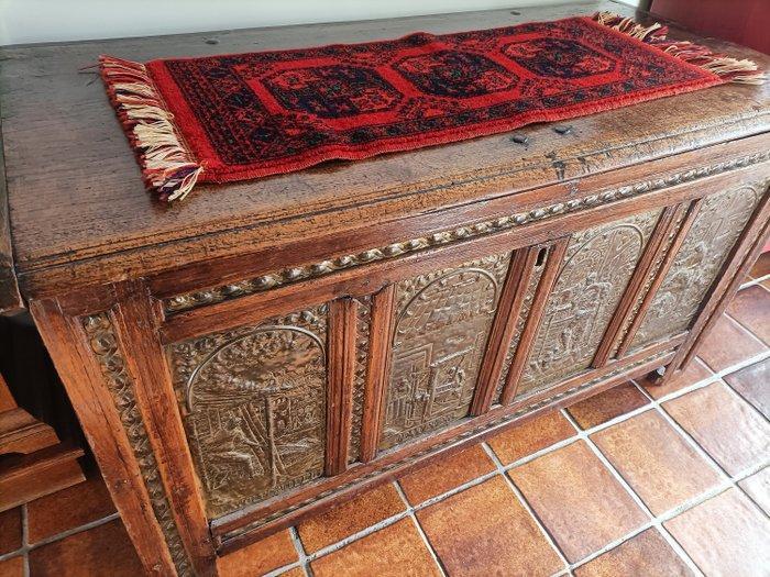 Kist - Gelakt messing, Eik - Eiken meubelkist versierd, Antiek en Kunst, Antiek | Overige Antiek