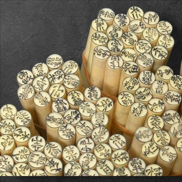 100 Japanese personal name seals (Hanko / Inkan) - Bureauset, Antiek en Kunst, Antiek | Speelgoed