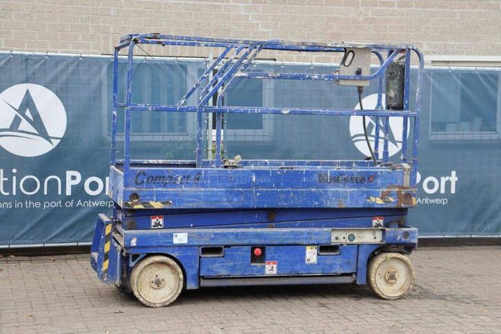 Veiling: Schaarlift Haulotte Compact 8 Elektrisch 8.2m, Zakelijke goederen, Machines en Bouw | Liften, Steigers en Ladders, Ophalen