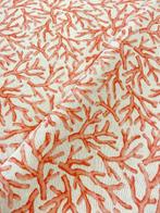 Tissu élégant et délicat avec un motif de coraux marins en