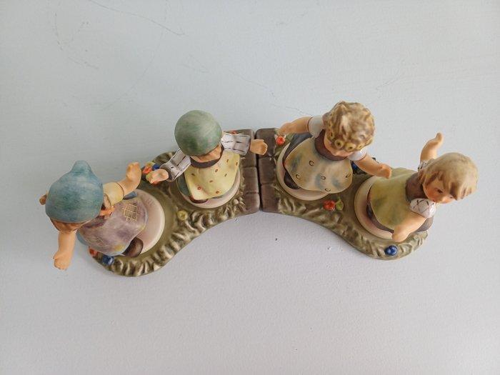 Goebel - M.I. Hummel - Beeldje, Dansende meisjes - TMK6 - 12, Antiek en Kunst, Curiosa en Brocante