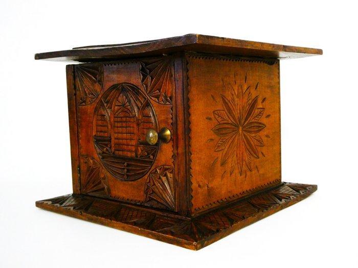 Handvervaardigd - Kast - Een uniek Fries kerfsnede kerk, Antiek en Kunst, Kunst | Niet-Westerse kunst