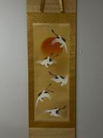 Prachtige opkomende zon en vijf vliegende kraanvogels