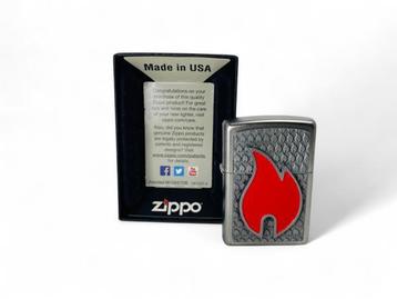 Veiling - Zippo Aansteker Red Flame Emblem | Nieuw in Doos beschikbaar voor biedingen