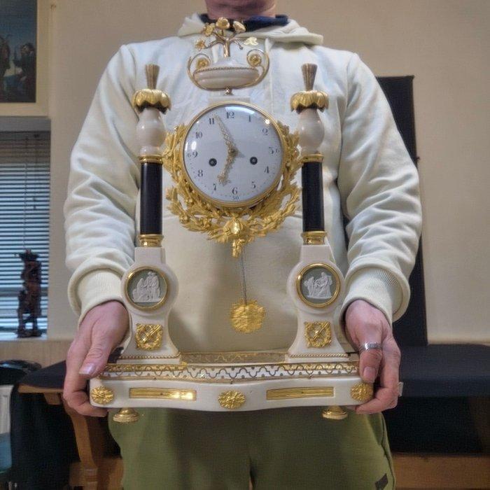 Pendule portique - - Bronze doré - 1790 - Louis XVI, Antiek en Kunst, Antiek | Klokken