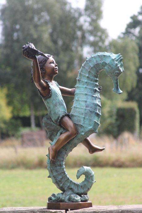 sculptuur, fontein meisje op zeepaard - 93 cm - BRONS MARMER, Antiek en Kunst, Kunst | Designobjecten
