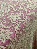 Handgemaakte mantel van beige art-deco kant met een