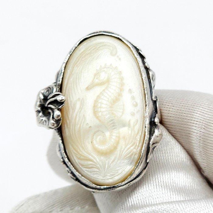 Argent, Grand camée en nacre – hippocampe et scène océanique, Antiek en Kunst, Curiosa en Brocante