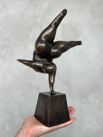 Statue, NO RESERVE PRICE - Voluptuous Balancing Lady Statue