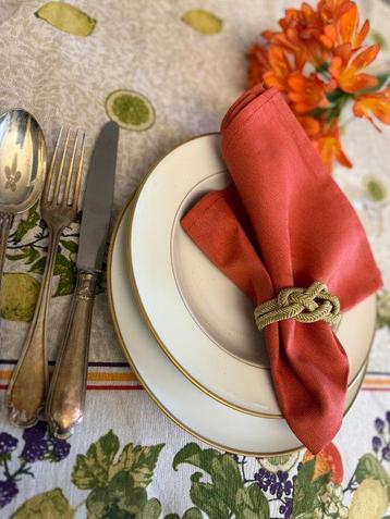 Elegante tafelkleed met een volledig bloemen- en fruitdecor