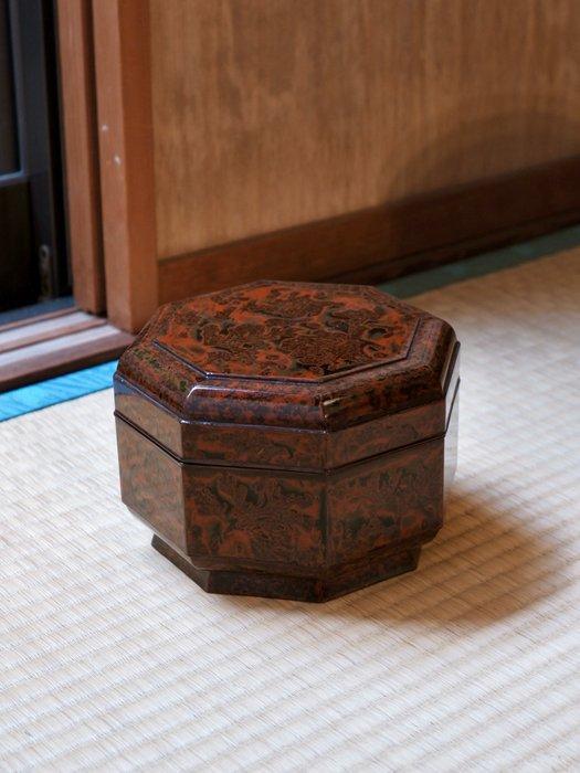 Doos - Achthoekige Japans Negoro-stijl lakdoos. - Hout, lak, Antiek en Kunst, Antiek | Overige Antiek