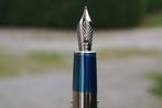 Exceptionnel stylo plume 18 kts LOUIS VUITTON Cargo en laque