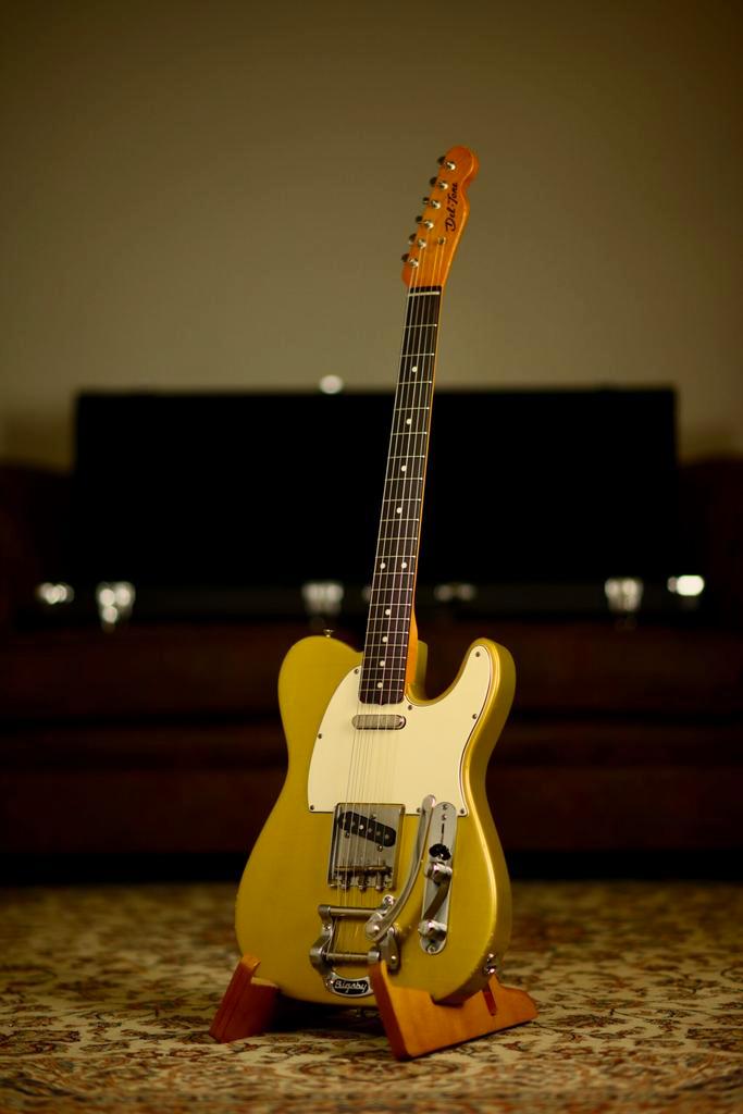 Del-Tone 60’s T-style Bigsby | Gold, Musique & Instruments, Instruments à corde | Guitares | Électriques, Envoi
