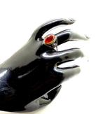 Ancienne bague avec un cabochon en ambre de la mer Baltique